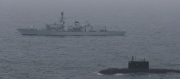 Cómo un buque de guerra de la Armada de Reino Unido escolta a submarino ruso (vídeo) - Sputnik Mundo