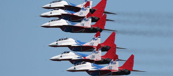 Los Strizhí se presentan en sus Mig-29 durante el concurso internacional Aviadarts 2016 - Sputnik Mundo