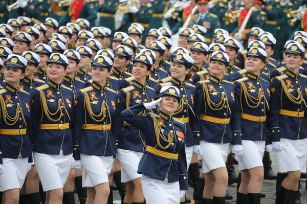 El personal militar del sexo femenino marcha en la Plaza Roja  - Sputnik Mundo