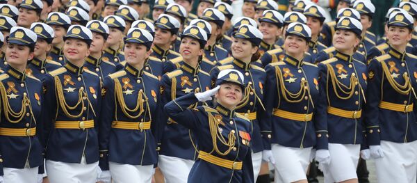 El personal militar del sexo femenino marcha en la Plaza Roja - Sputnik Mundo