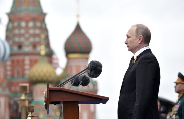 Vladímir Putin, presidente y comandante supremo del Ejército de Rusia, durante las celebraciones del Día de la Victoria en la Plaza Roja, en Moscú - Sputnik Mundo
