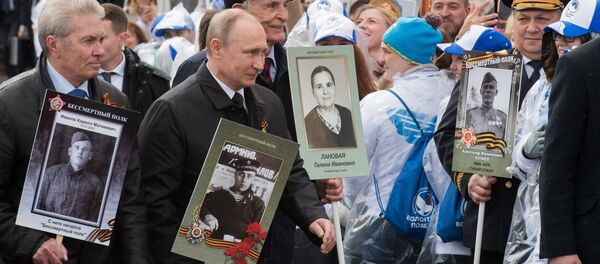 Putin encabeza la marcha del Regimiento Inmortal por calles de Moscú - Sputnik Mundo