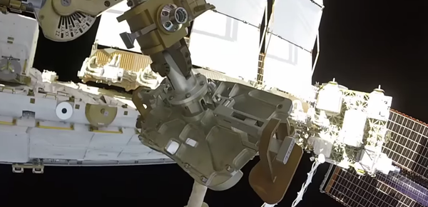 Durante el paseo, los astronautas colocaron una nueva caja de fusibles - Sputnik Mundo