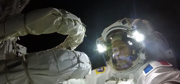 Thomas Pesquet durante su paseo espacial en la Estación Espacial Internacional - Sputnik Mundo
