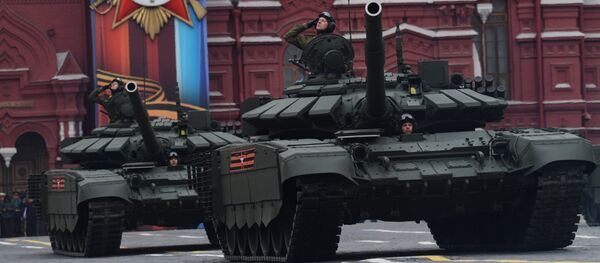 Los modernizados tanques T-72B3 desfilan por la Plaza Roja - Sputnik Mundo