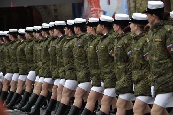 Mujeres cadetes visten chaquetas de invierno antes del inicio del desfile militar - Sputnik Mundo