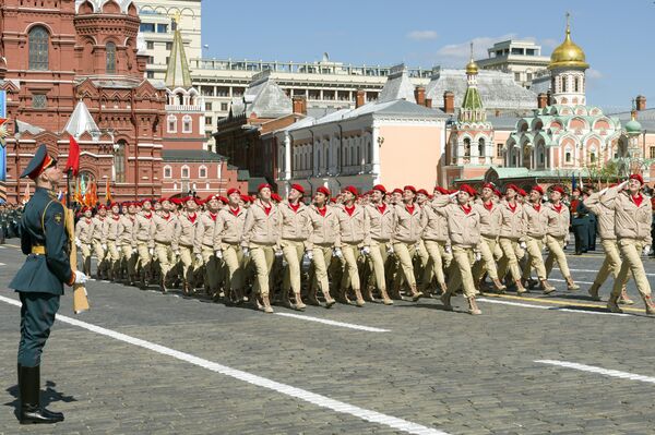 Los jóvenes del movimiento patriótico juvenil 'Yunarmia' durante un ensayo para el desfile del 9 de mayo - Sputnik Mundo