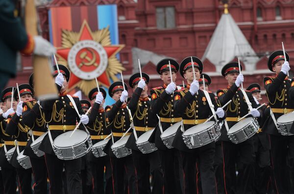 Los percusionistas de la Escuela Musical-Militar de Moscú, nombrada en homenaje al teniente general Jalilov, desfilan en la Plaza Roja de Moscú - Sputnik Mundo