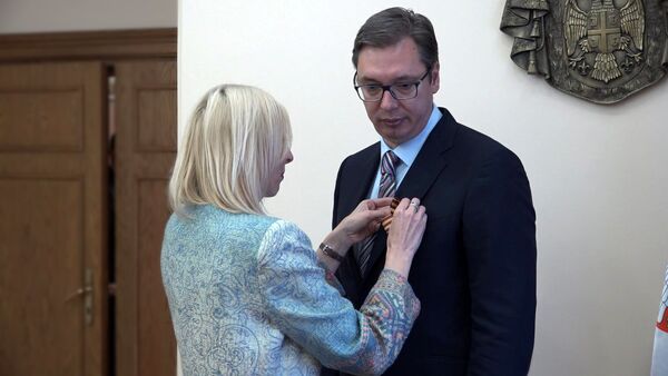 Sputnik entrega la cinta de San Jorge al presidente de Serbia, Aleksandr Vucic - Sputnik Mundo