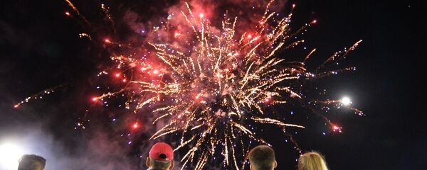 Fuegos artificiales en el Día de la Gran Victoria en Moscú - Sputnik Mundo