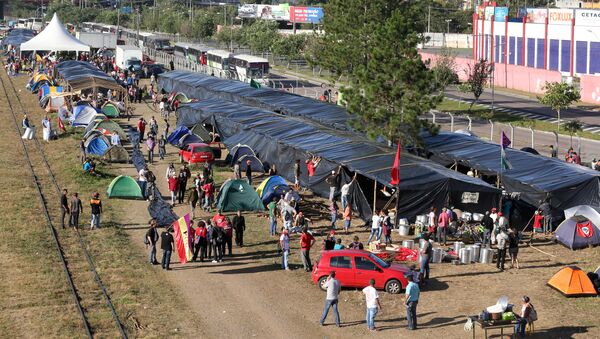 Campamento de partidarios del expresidente Luiz Inácio Lula da Silva en Curitiba, Brasil - Sputnik Mundo