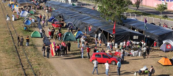 Campamento de partidarios del expresidente Luiz Inácio Lula da Silva en Curitiba, Brasil - Sputnik Mundo