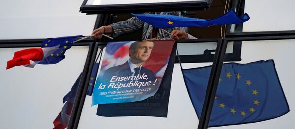 Un poster con Emmanuel Macron y las banderas de UE - Sputnik Mundo