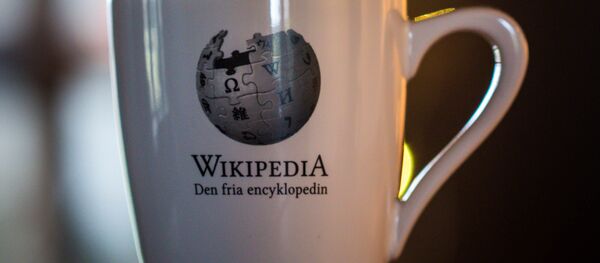 Una taza con la inscripción 'Wikipedia' Una taza con la inscripción 'Wikipedia' - Sputnik Mundo