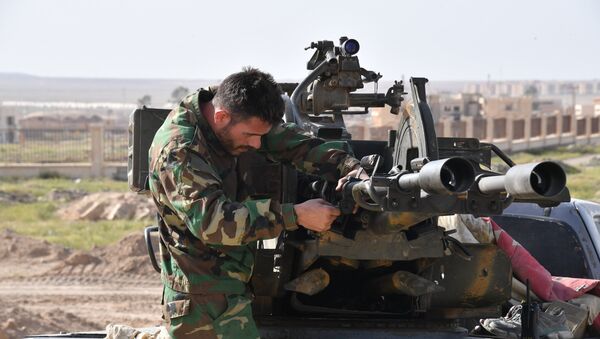 Un militar sirio en Deir Ezzor - Sputnik Mundo