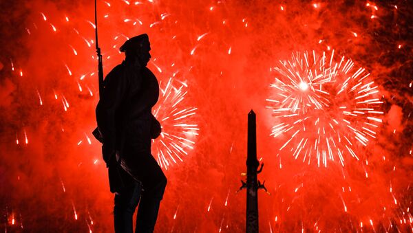 Los fuegos artificiales en el parque de la Victoria de Moscú dedicados al 72º aniversario de la victoria de la URSS sobre la Alemania nazi - Sputnik Mundo