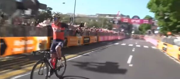 El ciclista Luka Pibernik, celebrando su efímera victoria - Sputnik Mundo