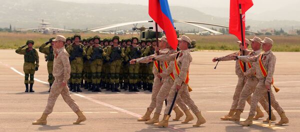 Los militares rusos durante el desfile militar del Día de la Victoria en la base aérea siria Hmeymim - Sputnik Mundo