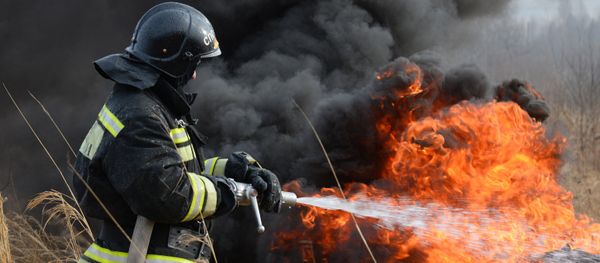 Los equipos de rescate extinguen un incendio forestal (archivo) - Sputnik Mundo