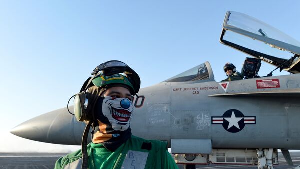 Un avión An F/A-18E Super Hornet a bordo de un portaviones de EEUU en el mar Mediterráneo (archivo) - Sputnik Mundo