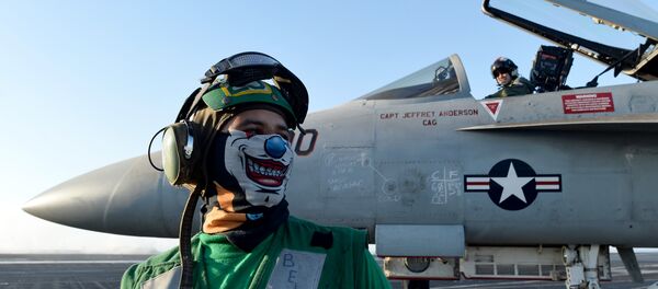 Un avión An F/A-18E Super Hornet a bordo de un portaviones de EEUU en el mar Mediterráneo (archivo) Un avión An F/A-18E Super Hornet a bordo de un portaviones de EEUU en el mar Mediterráneo (archivo) - Sputnik Mundo
