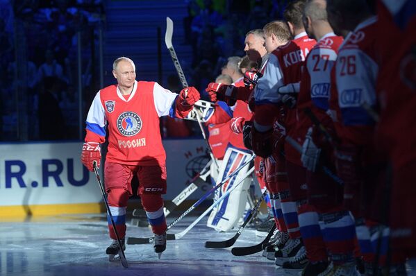 El presidente ruso, Vladímir Putin, antes del inicio de un partido de hockey El presidente ruso, Vladímir Putin, antes del inicio de un partido de hockey - Sputnik Mundo