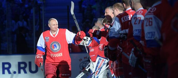 El presidente ruso, Vladímir Putin, antes del inicio de un partido de hockey - Sputnik Mundo