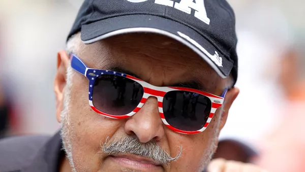 Un hombre con una gorra que pone 'CIA' - Sputnik Mundo