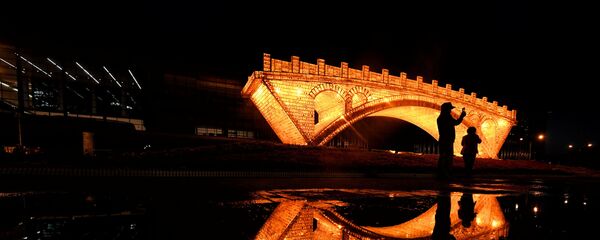 Instalación Puente de Oro en la Ruta de la Seda en Pekín - Sputnik Mundo