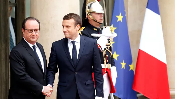 Francois Hollande y Emmanuel Macron - Sputnik Mundo