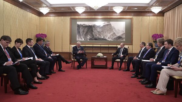 La reunión del presidente ruso Vladímir Putin y el mandatario checo Milos Zeman en el Foro de Cooperación Internacional de la Franja y la Ruta en Pekín - Sputnik Mundo