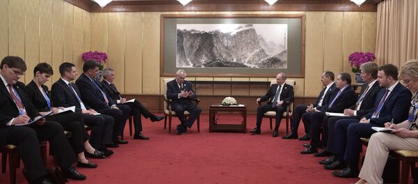 La reunión del presidente ruso Vladímir Putin y el mandatario checo Milos Zeman en el Foro de Cooperación Internacional de la Franja y la Ruta en Pekín - Sputnik Mundo