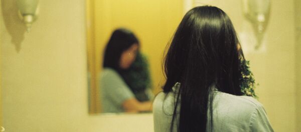 Mujer con el espejo (archivo) - Sputnik Mundo