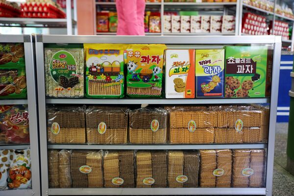 Productos a la venta en una tienda de comestibles en Pyonyang, Corea del Norte  - Sputnik Mundo