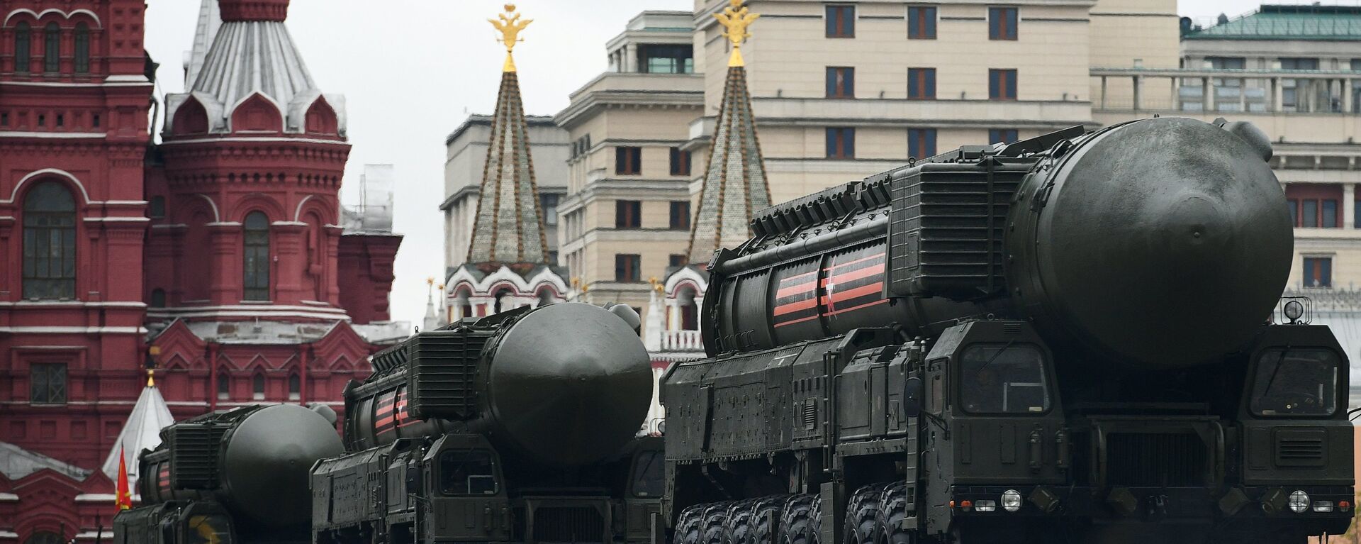 El complejo de misiles Yars en el desfile militar en la Plaza Roja de Moscú, Rusia - Sputnik Mundo, 1920, 08.10.2024