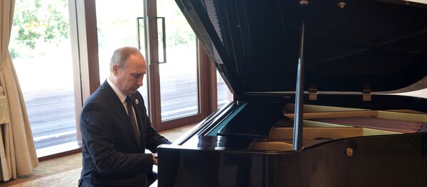 Putin toca el piano en espera de su homólogo chino, Xi Jinping - Sputnik Mundo