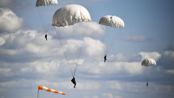 Los militares de Rusia y Bielorrusia durante el aterrizaje de la Tropas Aéreas - Sputnik Mundo