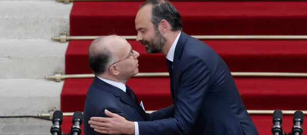 Bernard Cazeneuve, ex primer ministro francés, y Edouard Philippe, nuevo primer ministro de Francia - Sputnik Mundo