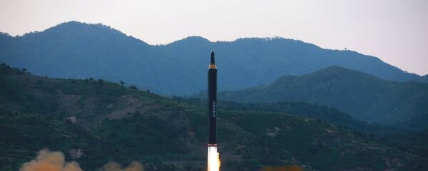 La prueba del misil norcoreano Hwasong-12 (archivo) - Sputnik Mundo