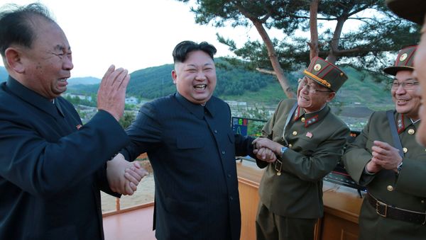 Kim Jong-un, líder norcoreano, felicita a los militares y científicos con motivo de una prueba exitosa del misil balístico Hwasong-12 Kim Jong-un, líder norcoreano, felicita a los militares y científicos con motivo de una prueba exitosa del misil balístico Hwasong-12 - Sputnik Mundo