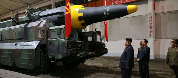 Kim Jong-un, líder norcoreano, inspecciona el misil balístico Hwasong-12 (archivo) - Sputnik Mundo