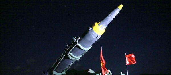 El misil balístico norcoreano Hwasong-12 El misil balístico norcoreano Hwasong-12 - Sputnik Mundo