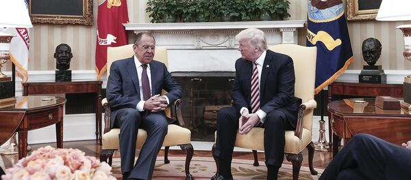 El canciller ruso, Serguéi Lavrov, y el presidente de EEUU, Donald Trump - Sputnik Mundo