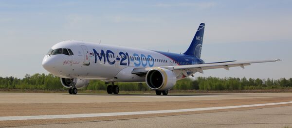 El avión de pasajeros ruso MS-21 durante las pruebas de recorrido - Sputnik Mundo