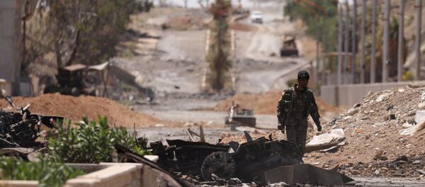 Un combatiente de las Fuerzas Democráticas de Siria (FDS) en la ciudad siria de Tabqa - Sputnik Mundo