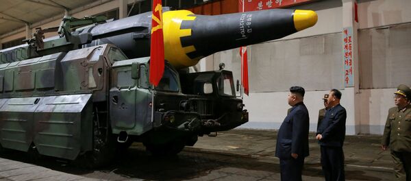 Kim Jong-un inspecciona el misile balístico estratégico Hwasong-12 - Sputnik Mundo
