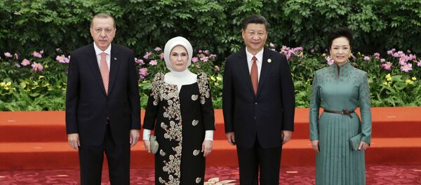 El presidente chino Xi Jinping, su esposa Peng Liyuan, el presidente turco Recep Tayyip Erdogan y su esposa Emine asisten al banquete de bienvenida para Un cinturón, una ruta - Sputnik Mundo