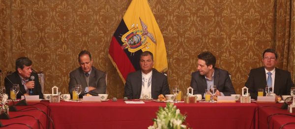 Desayuno del presidente Rafael Correa con las delegaciones del ELN y del Gobierno de Colombia Desayuno del presidente Rafael Correa con las delegaciones del ELN y del Gobierno de Colombia - Sputnik Mundo