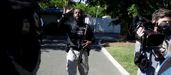 Un agente de Servicio secreto de EEUU frente la Casa Blanca (archivo) Un agente de Servicio secreto de EEUU frente la Casa Blanca (archivo) - Sputnik Mundo