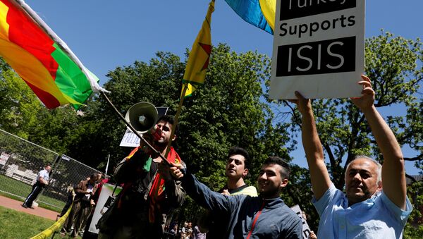 Los opositores del presidente de Turquía, Recep Tayyip Erdogan, en Washinton Los opositores del presidente de Turquía, Recep Tayyip Erdogan, en Washinton - Sputnik Mundo